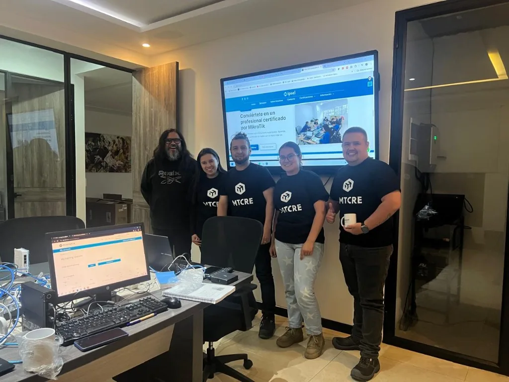 Grupo de formación MTCRE en laboratorio IPSEL con equipos MikroTik
